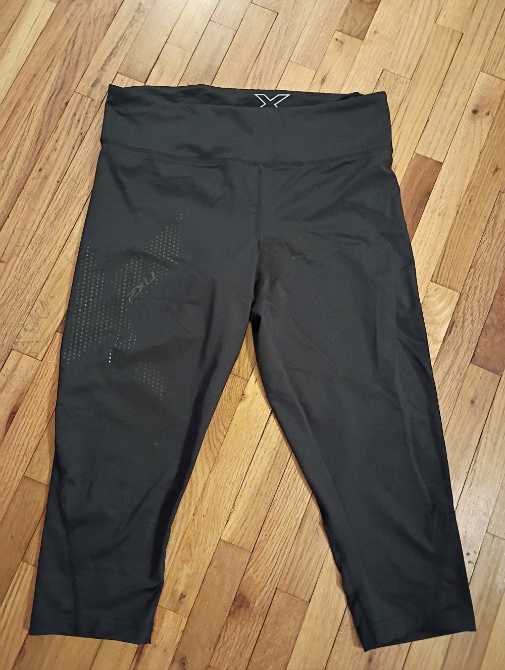 2XU Black Capri Compression Leggings with Subtle Star Detail